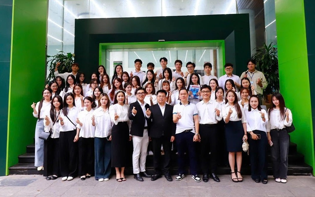 Sinh viên ngành Tài chính - Ngân hàng, Trường Đại học Tài chính - Ngân hàng Hà Nội tham dự chương trình “Bank Visit - VCB Chi nhánh Ba Đình”. Ảnh: NTCC