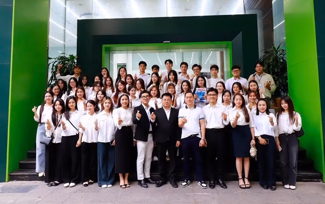 Sinh viên ngành Tài chính - Ngân hàng, Trường Đại học Tài chính - Ngân hàng Hà Nội tham dự chương trình “Bank Visit - VCB Chi nhánh Ba Đình”. Ảnh: NTCC