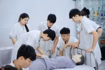 Trường CĐ Y Dược Tuệ Tĩnh Hà Nội gắn đào tạo với thực hành, sớm đưa sinh viên tiếp cận nghề nghiệp