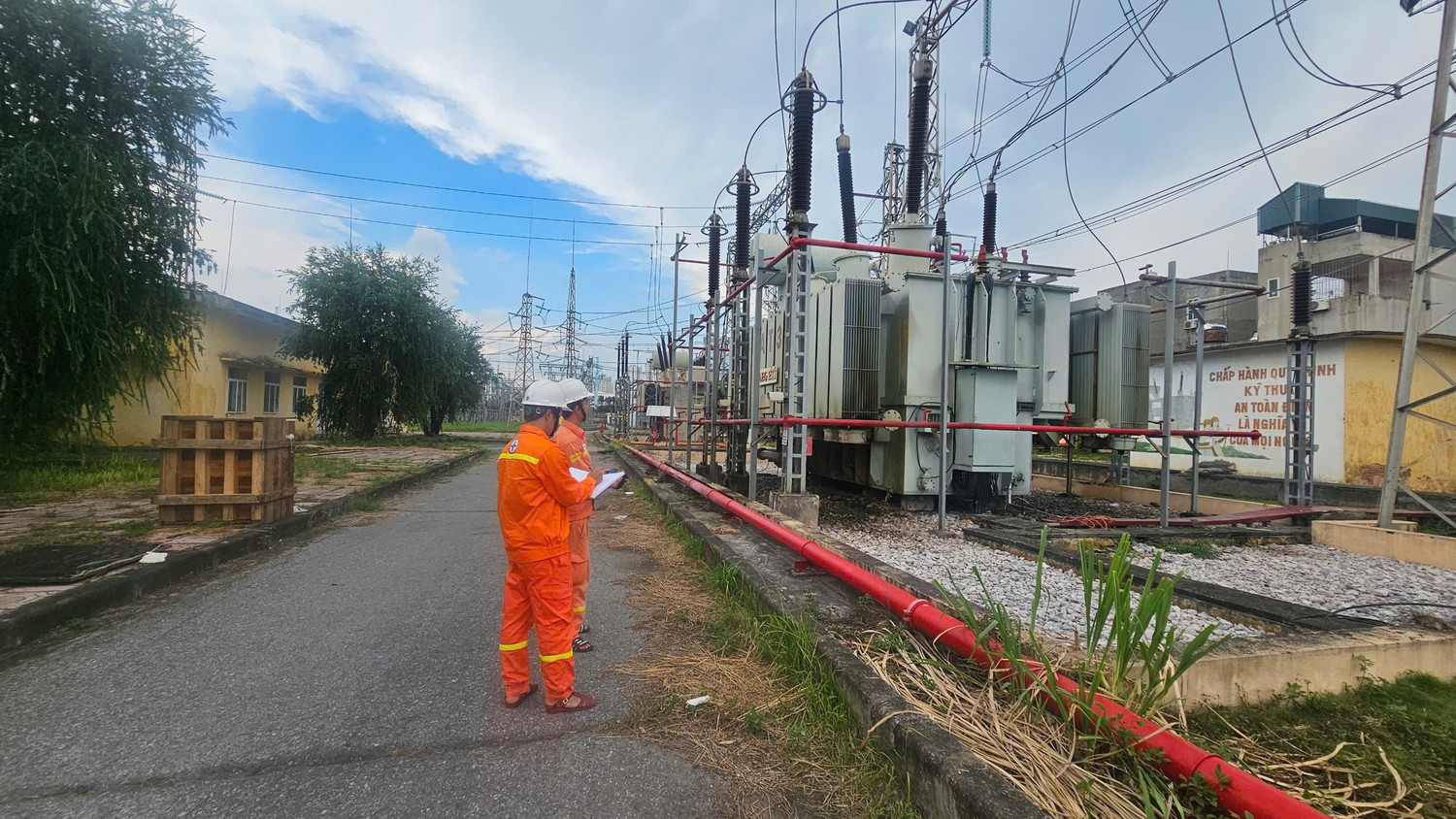 Kiểm tra soi phát nhiệt MBA AT3 TBA 220kV Hà Đông.
