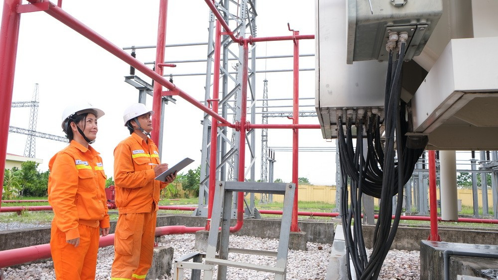 Lực lượng Quản lý vận hành TBA 500kV Tây Hà Nội, tăng cường kiểm tra thiết bị ngoài trời đảm bảo cung cấp điện an toàn, liên tục, phục vụ kỷ niệm 80 năm Cách mạng Tháng Tám và Quốc khánh 2/9.