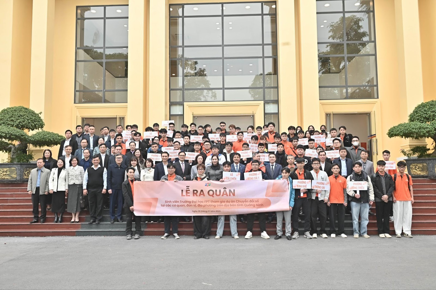 Sinh viên Trường Đại học FPT được phân công về gần 30 xã phường trên địa bàn tỉnh Quảng Ninh tham gia hỗ trợ chính quyền và người dân địa phương trong công tác triển khai Nghị quyết 57.