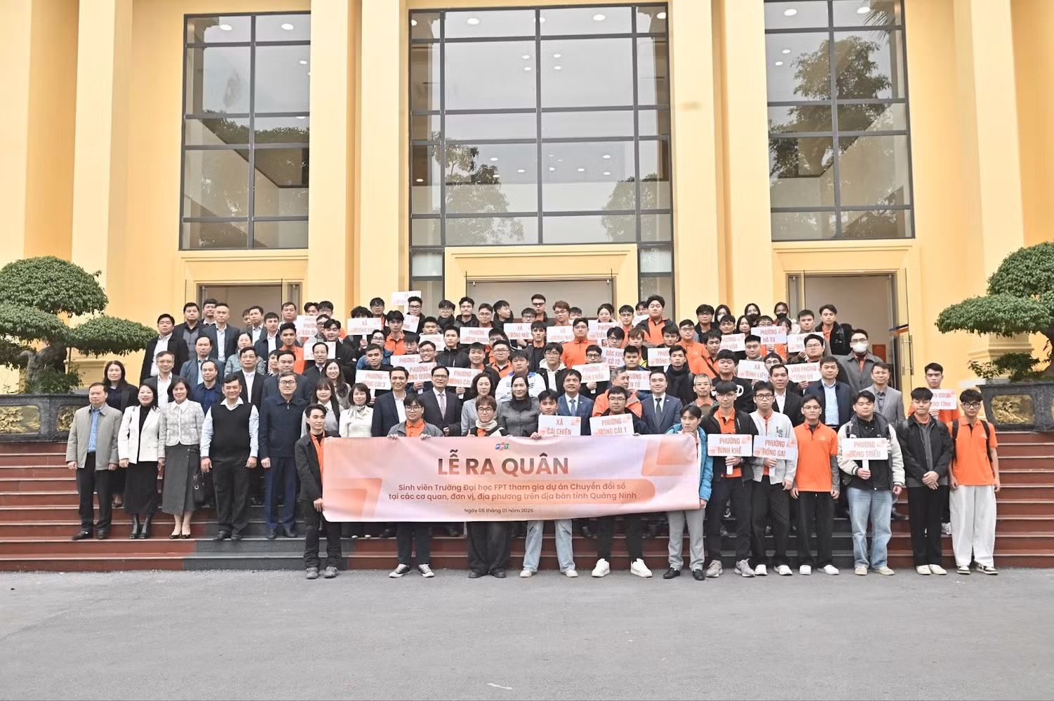 Sinh viên Trường Đại học FPT được phân công về gần 30 xã phường trên địa bàn tỉnh Quảng Ninh tham gia hỗ trợ chính quyền và người dân địa phương trong công tác triển khai Nghị quyết 57.