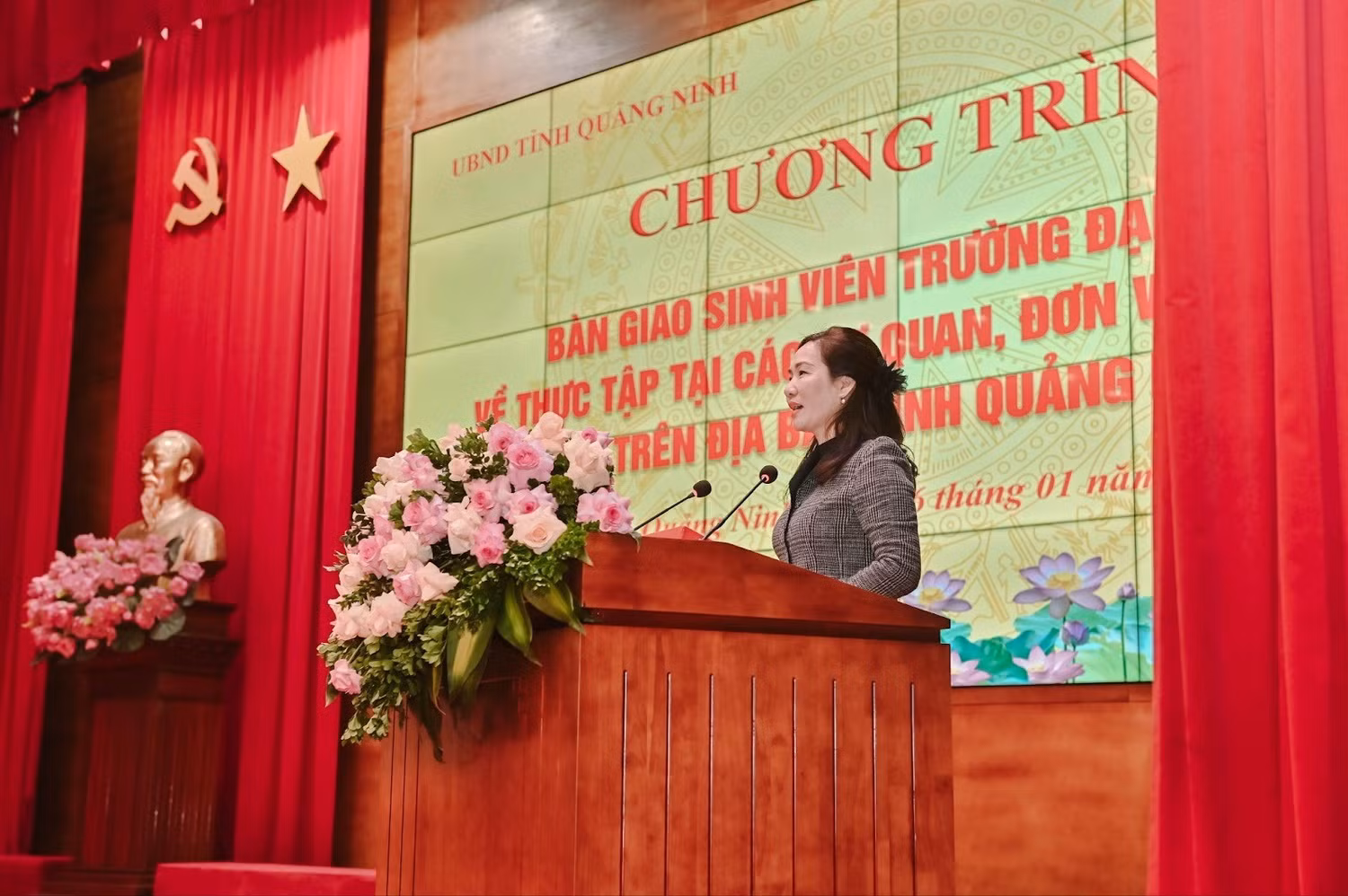 Bà Nguyễn Thị Hạnh - Phó Chủ tịch Ủy ban nhân dân tỉnh Quảng Ninh chia sẻ về mục tiêu phát triển kinh tế, chuyển đổi số và nguồn nhân lực chất lượng cao tại tỉnh.