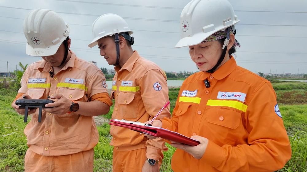 Đội Truyền tải điện Sóc Sơn dùng UAV bay kiểm tra phát nhiệt, khiếm khuyết khu vực xuất tuyến TBA 500kV Hiệp Hòa.