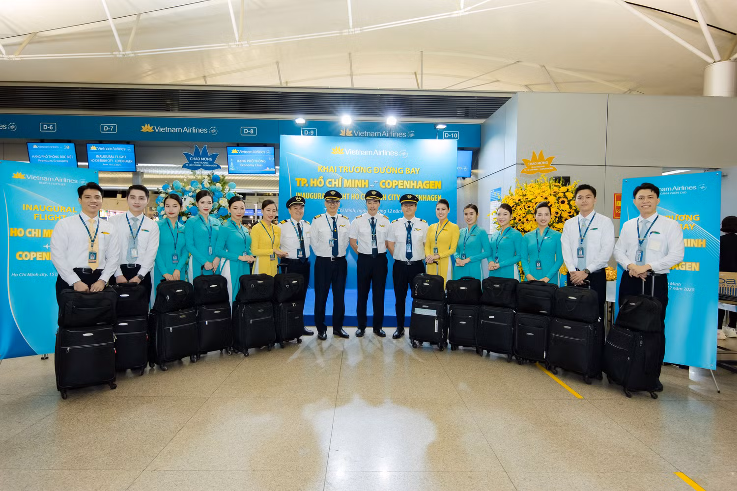 4-toan-bo-phi-hanh-doan-cua-vietnam-airlines-tren-chuyen-bay-dau-tien-khoi-hanh-tu-tp-ho-chi-minh-den-copenhagen.jpg