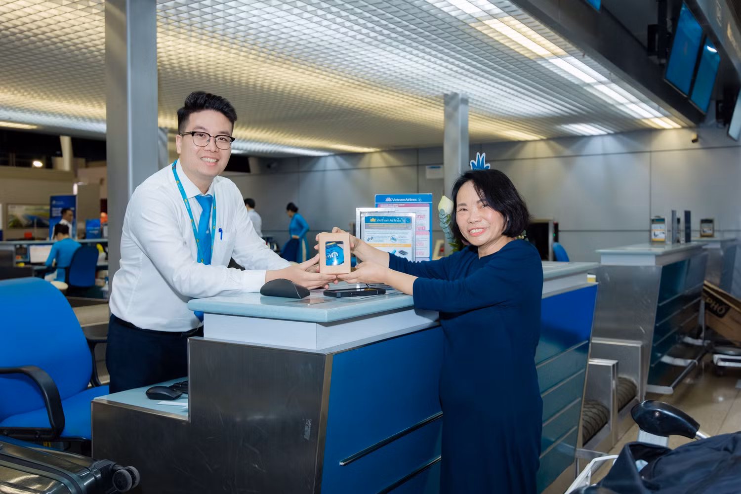 1-vietnam-airlines-tang-qua-cho-khach-tren-chuyen-bay-dau-tien-den-copenhagen.jpg