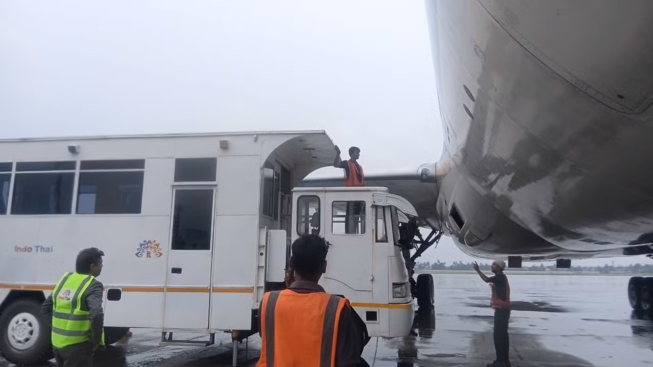 xe-cuu-thuong-chuyen-dung-tiep-can-va-may-bay-vietnam-airlines-de-chuyen-khach.jpg