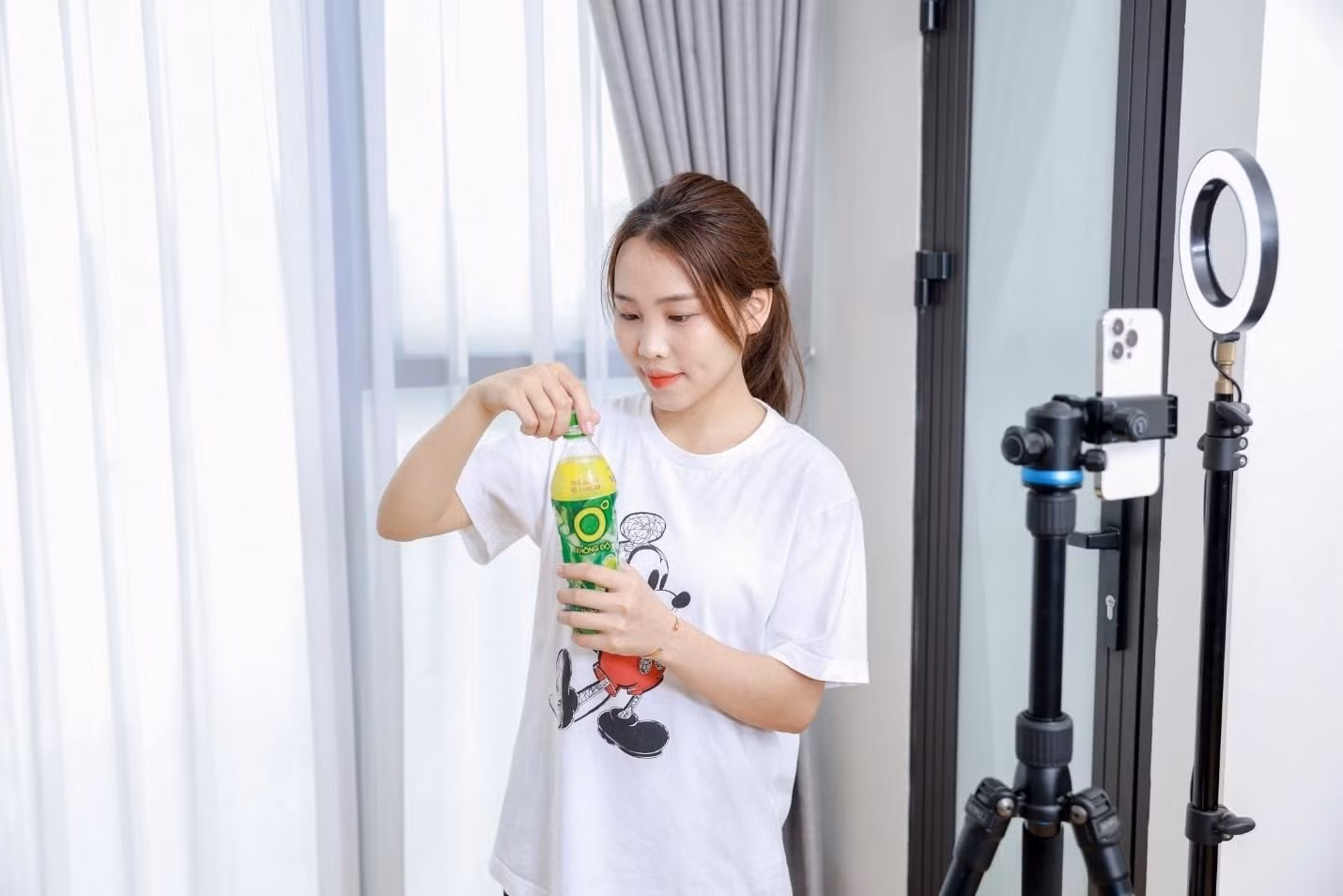 Làm thêm giúp sinh viên tự lập và trải nghiệm, nhưng cũng dễ căng thẳng. Một chai Trà Xanh Không Độ mát lạnh là “bí kíp” để họ giải nhiệt, giữ tinh thần sảng khoái mỗi ngày.