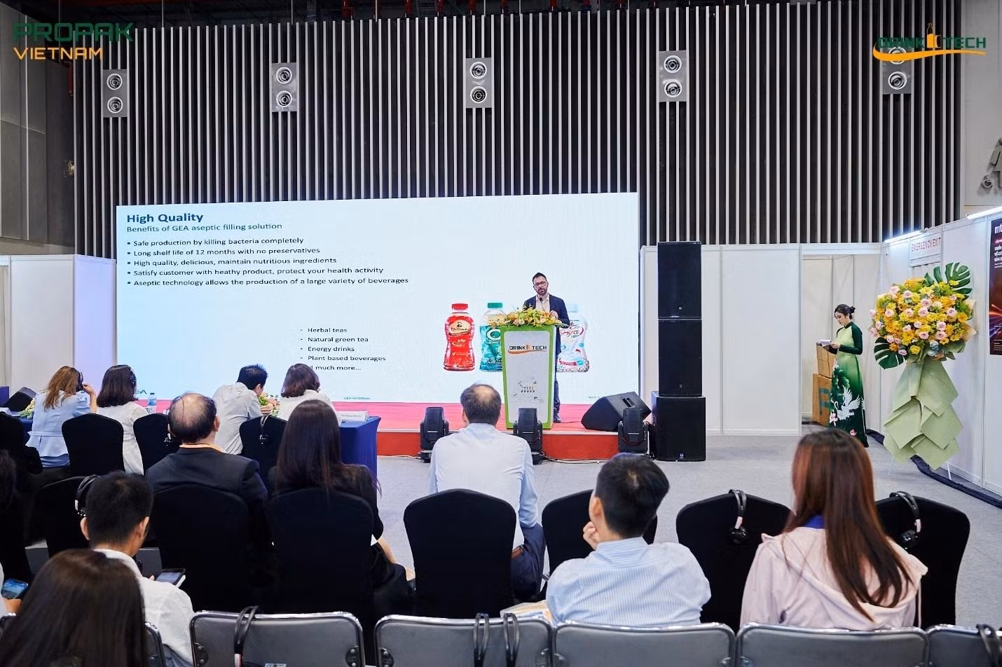 Ông Massimo Nascimbeni, Giám đốc Sản phẩm thổi chai và chiết rót của GEA chia sẻ về công nghệ Aseptic tại hội thảo “Xu hướng thị trường, công nghệ đồ uống tại Việt Nam trong tương lai”.