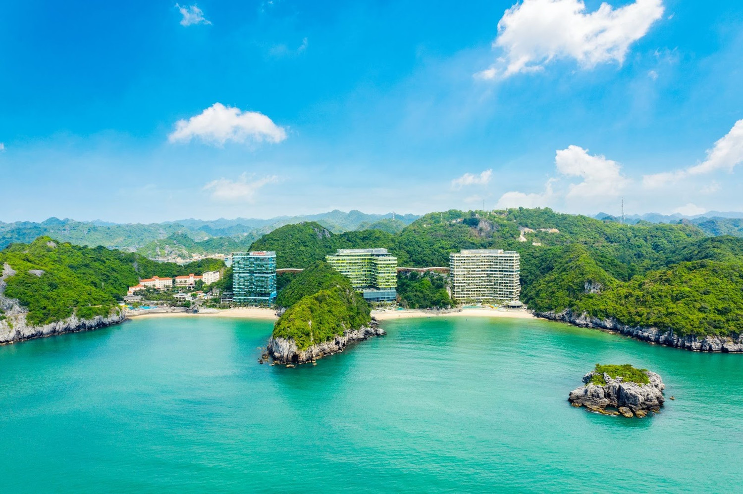 Quần đảo Cát Bà - Di sản thiên nhiên thế giới trong lòng Vịnh Bắc Bộ, thu hút đông đảo du khách trong nước và quốc tế suốt 4 mùa.
