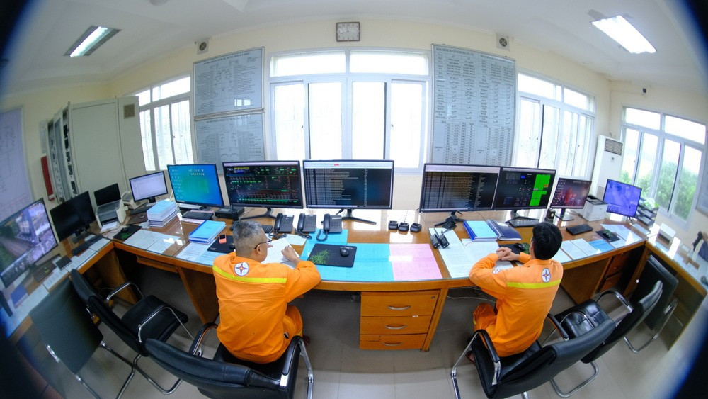 Theo dõi, trực vận hành tại TBA 500kV Hiệp Hòa.