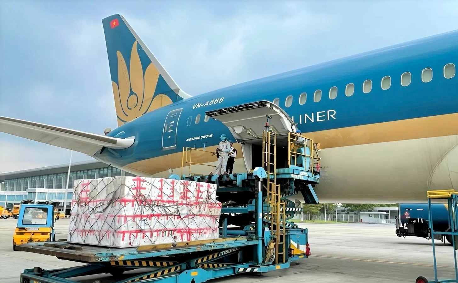khong-chi-dam-bao-khai-thac-an-toan-vietnam-airlines-luon-tien-phong-dong-hanh-thuc-hien-trach-nhiem-xa-hoi-trong-moi-thoi-diem.jpg