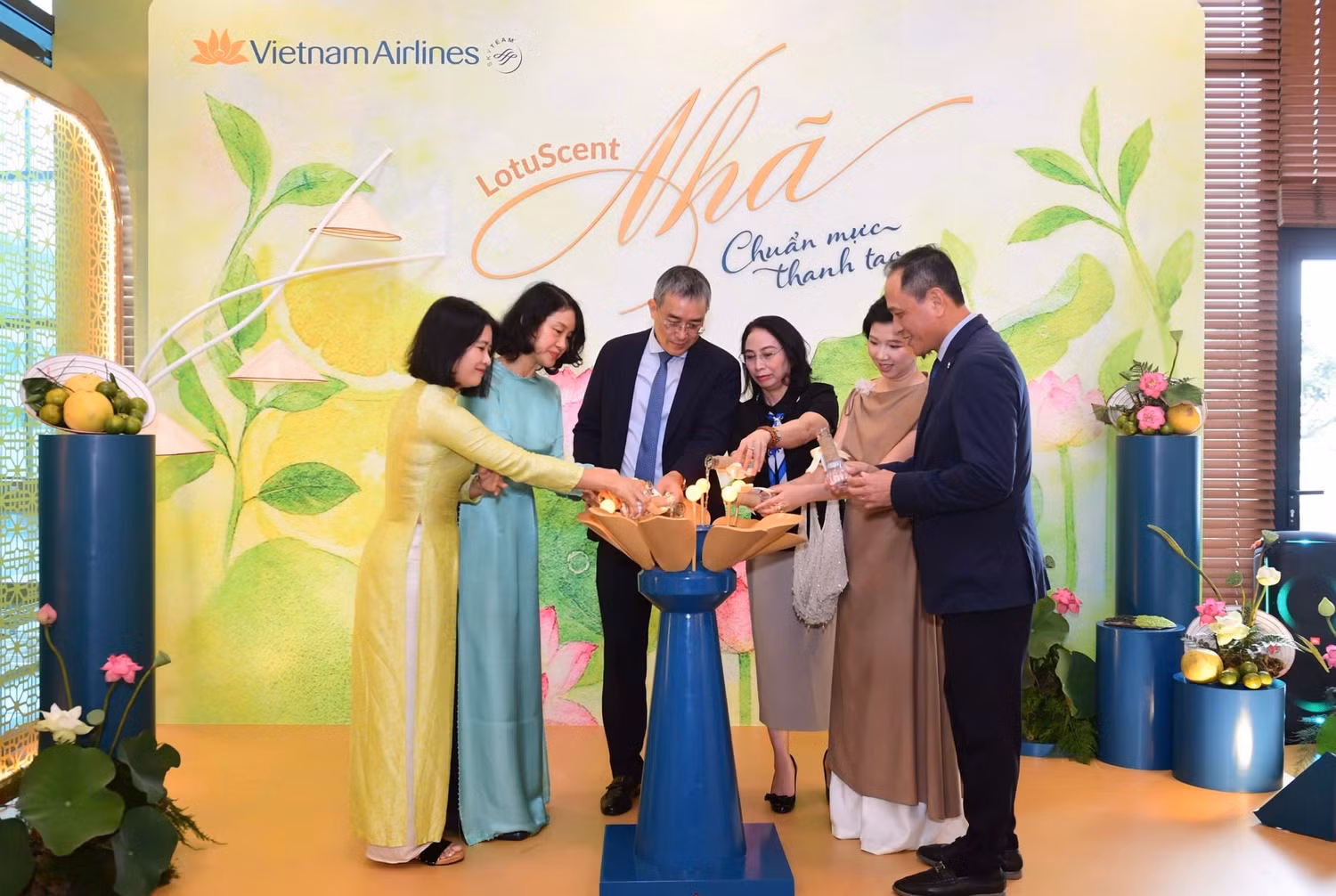 1-cac-dai-bieu-thuc-hien-nghi-thuc-cong-bo-ra-mat-mui-huong-thuong-hieu-nha-danh-dau-buoc-tien-moi-trong-hanh-trinh-nang-tam-trai-nghiem-khach-hang-cua-vietnam-airlines.jpg