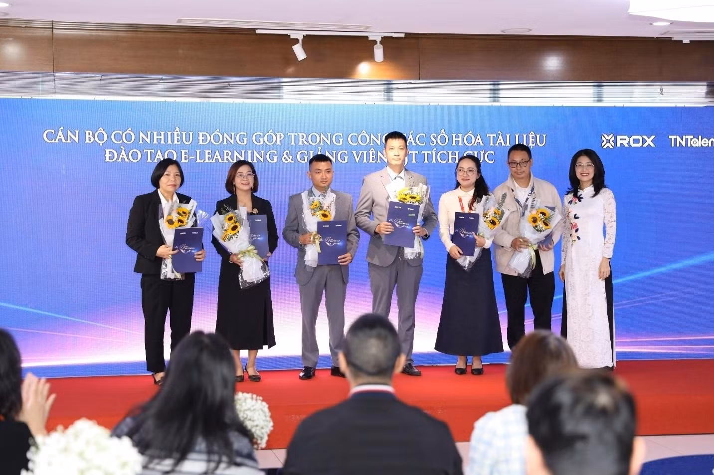 Chương trình tôn vinh “Người truyền lửa” năm 2025 tại ROX Group.