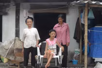 Nước mắt mẹ “lăn dài” theo từng nhịp xe lăn
