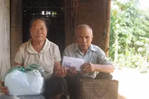 Niềm vui đến với chú bé mồ côi trên thảo nguyên