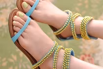Chân thon 'ôm lấy' sandal càng xinh