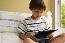 Không nên cho trẻ sử dụng iPad quá sớm