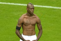 Chiêm ngưỡng 2 khoảnh khắc lóe sáng xuất thần của Balotelli