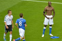 Góc ảnh: Đêm huyền diệu của ‘Super’ Mario Balotelli