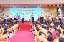 Tạp chí điện tử Môi trường và Cuộc sống trao tặng 10 chiếc xe đạp cho các em học sinh có hoàn cảnh khó khăn, nỗ lực vươn lên trong học tập.