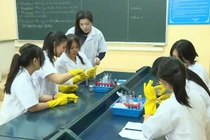 NGƯT Nguyễn Thị Thu Huyền và hành trình 24 năm "thắp lửa", khơi dậy đam mê Hóa học cho học sinh