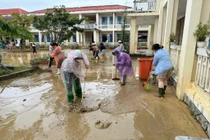 Huế: Sách vở, bàn ghế ngập bùn sau lũ, trường học nỗ lực để khắc phục hậu quả, ổn định dạy học