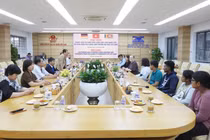 Hiến kế để thu hút, giữ chân chuyên gia nước ngoài và kiều bào về nước làm việc