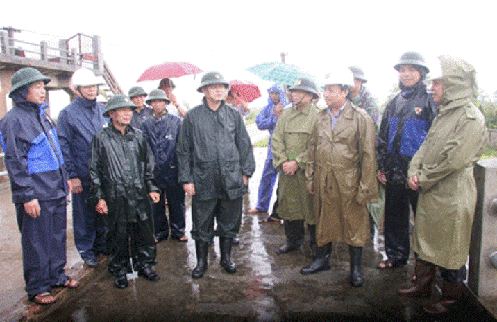 Lãnh đạo TP Hải Phòng kiểm tra công tác phòng, chống bão số 2 tại xã Trấn Dương, Vĩnh Bảo. (Ảnh: Báo Hải Phòng)