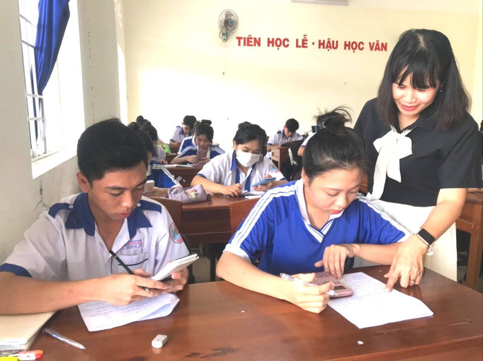 Sau khi kết thúc chương trình học chính khóa, Trường Trung học phổ thông Phan Ngọc Hiển đã chuyển sang ôn thi cho học sinh lớp 12. Ảnh: NTCC 9a6b9db132bb91e5c8aa.jpg