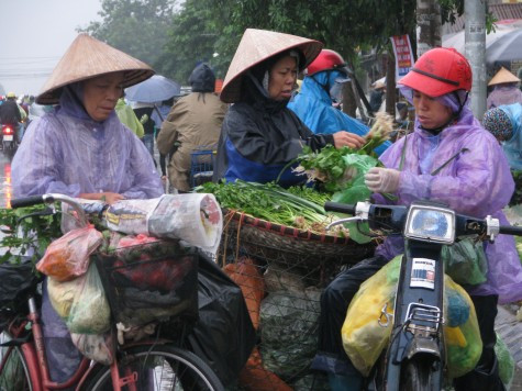 Rau của những người bán lẻ ngoài các cổng chợ thu hút đông đảo người mua.