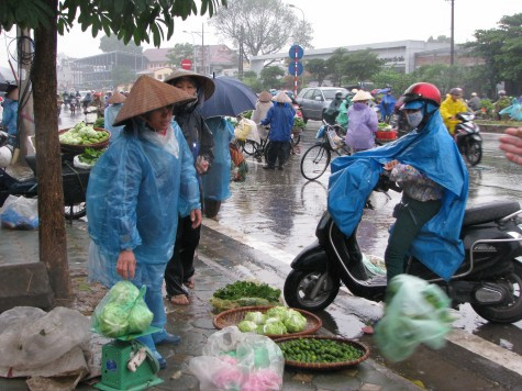 Mặc dù giá tăng đến 18.000 đồng/kg nhưng bắp cải vẫn là mặt hàng bán rất chạy. Theo cả người bán và người mua, bắp cải có thể để được vài ngày nếu bảo quản tốt.