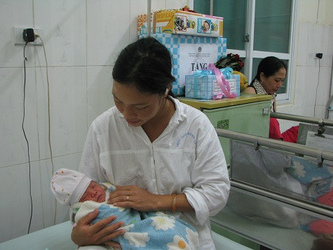 Bé Nguyễn Thị Thùy Dung ngủ ngoan trong vòng tay của mẹ. Bé Nguyễn Thị Thùy Dung ngủ ngoan trong vòng tay của mẹ.