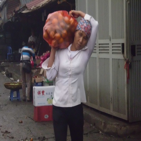 Nhiều thương lái đã nhanh tay bốc quýt từ các thùng xốp có ghi tiếng Trung Quốc sang túi ni-long vác ra xe của mình. Nhiều thương lái đã nhanh tay bốc quýt từ các thùng xốp có ghi tiếng Trung Quốc sang túi ni-long vác ra xe của mình.