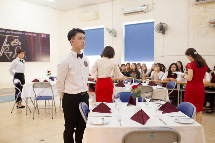 Anh Quân trong một giờ học thực hành tại Khoa Du lịch, Trường Đại học Mở Hà Nội. (Ảnh NVCC)