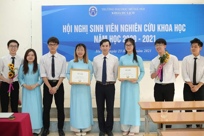 Anh Quân đạt giải A nhóm Hội thi Sinh viên Nghiên cứu khoa học cấp Khoa và Trường với đề tài “Sự hài lòng của người dân địa phương về du lịch bền vững ở Tràng An” năm học 2020-2021. (Ảnh NVCC)