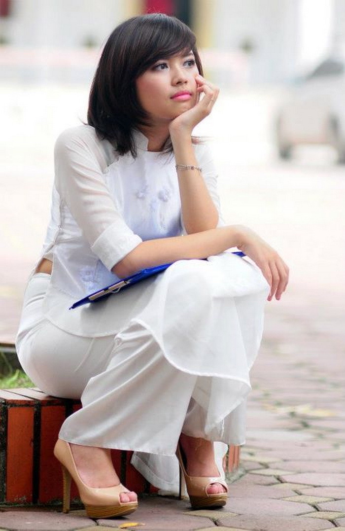 Bùi Thanh Hằng thướt tha trong tà áo dài trắng.