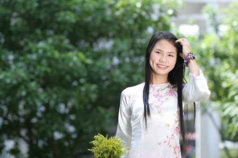 Ngọc Thúy duyên dáng, nữ tính hơn với chiếc áo dài truyền thống Ngọc Thúy duyên dáng, nữ tính hơn với chiếc áo dài truyền thống