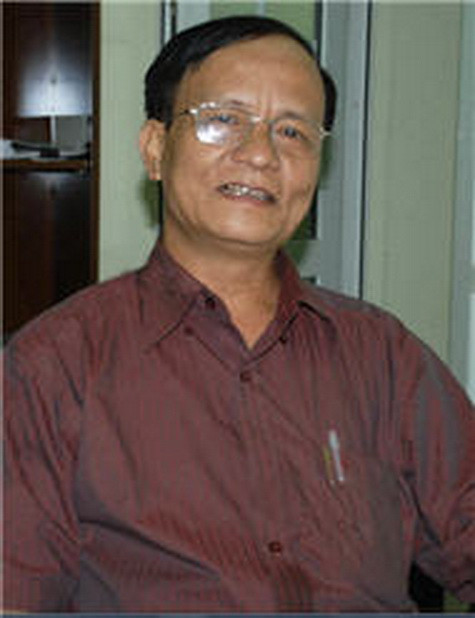 5. Thầy Trần Viết Kính là giáo viên Toán nổi tiếng chuyên Tự nhiên. 14 năm kinh nghiệm luyện thi đại học, có nhiều học sinh đoạt giải thủ khoa trường ĐH Y và Dược từ năm 1998 trở lại đây. Và có nhiều học sinh đoạt giải Quốc Gia. Thầy Kính có phong cách dạy chậm rãi, điềm đạm. Trong khi giảng bài, Thầy thường phân các dạng bài tập rất rõ ràng với phương pháp khoa học để học sinh có thể nắm bắt kiến thức một cách dễ dàng nhất. Đặc biệt, Thầy thường xuyên đưa ra các ví dụ minh họa ngay sau dạng toán giúp học sinh hiểu sâu hơn về thuật toán giải cùng với hệ thống bài tập về nhà cũng góp phần luyện tập kiến thức và kĩ năng cho các bạn học sinh. 5. Thầy Trần Viết Kính là giáo viên Toán nổi tiếng chuyên Tự nhiên. 14 năm kinh nghiệm luyện thi đại học, có nhiều học sinh đoạt giải thủ khoa trường ĐH Y và Dược từ năm 1998 trở lại đây. Và có nhiều học sinh đoạt giải Quốc Gia. Thầy Kính có phong cách dạy chậm rãi, điềm đạm. Trong khi giảng bài, Thầy thường phân các dạng bài tập rất rõ ràng với phương pháp khoa học để học sinh có thể nắm bắt kiến thức một cách dễ dàng nhất. Đặc biệt, Thầy thường xuyên đưa ra các ví dụ minh họa ngay sau dạng toán giúp học sinh hiểu sâu hơn về thuật toán giải cùng với hệ thống bài tập về nhà cũng góp phần luyện tập kiến thức và kĩ năng cho các bạn học sinh.