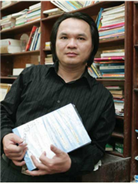 6. Thầy giáo Trần Phương là tác giả của 12 đầu sách cho học sinh THPT và học sinh giỏi quốc gia, quốc tế Thầy giáo Trần Phương được nhiều học sinh quý mến bởi phong cách dạy học rất riêng và có hiệu quả. Thầy thường dạy nhanh, các bài giảng cô đọng, súc tích và thích hợp với các bạn học sinh khá, giỏi. Trong mỗi bài giảng của thầy, lượng kiến thức được cung cấp khá lớn và đặc biệt là có sự bổ sung nhiều dạng bài tập phong phú với mức độ khó chiếm tỷ lệ cao. 6. Thầy giáo Trần Phương là tác giả của 12 đầu sách cho học sinh THPT và học sinh giỏi quốc gia, quốc tế Thầy giáo Trần Phương được nhiều học sinh quý mến bởi phong cách dạy học rất riêng và có hiệu quả. Thầy thường dạy nhanh, các bài giảng cô đọng, súc tích và thích hợp với các bạn học sinh khá, giỏi. Trong mỗi bài giảng của thầy, lượng kiến thức được cung cấp khá lớn và đặc biệt là có sự bổ sung nhiều dạng bài tập phong phú với mức độ khó chiếm tỷ lệ cao.