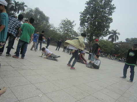 Các đội nhảy đang gấp rút chuẩn bị để tranh tài tại vòng sơ loại. Move it hứa hẹn sẽ đem đến những màn nhảy đẹp mắt, ấn tượng và đầy kịch tính Các đội nhảy đang gấp rút chuẩn bị để tranh tài tại vòng sơ loại. Move it hứa hẹn sẽ đem đến những màn nhảy đẹp mắt, ấn tượng và đầy kịch tính