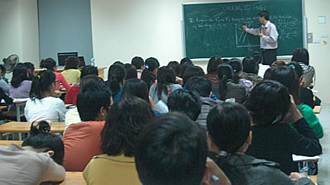 Việc học thuê ở các lớp tại chức buổi tối thuận lợi và không "nguy hiểm" so với các hệ đào tạo khác(ảnh Văn Chung).