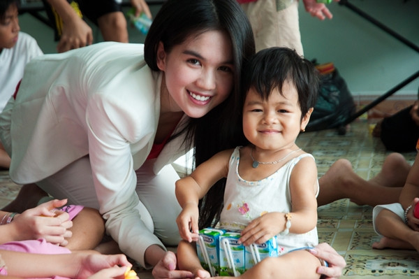 Buổi từ thiện do BTC cuộc thi Hoa hậu người Việt hoàn cầu từ bên Mỹ về Việt Nam tổ chức. Lần này, đoàn từ thiện đi tặng quà các em nhỏ bị ung thư xương thủy tinh và khiếm thị tại TP.HCM.