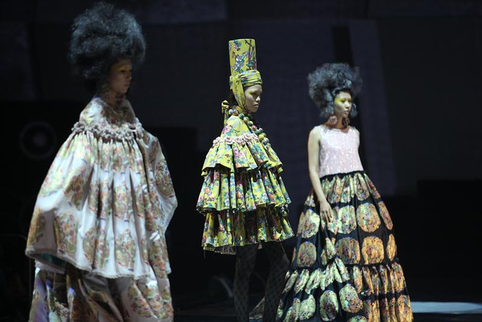 3. Lý Quý Khánh mang đến sự cầu kì trong từng chi tiết ở 2 bộ sưu tập lần này 3. Lý Quý Khánh mang đến sự cầu kì trong từng chi tiết ở 2 bộ sưu tập lần này