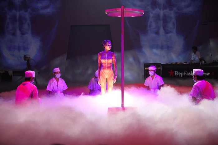 7. Siêu mẫu Thanh Hằng tạo nên ấn tượng cực mạnh trong phần đầu của NTK Công Trí, lấy ý tưởng là giải phẫu cơ thể để... tìm ra bản ngã của mình. 7. Siêu mẫu Thanh Hằng tạo nên ấn tượng cực mạnh trong phần đầu của NTK Công Trí, lấy ý tưởng là giải phẫu cơ thể để... tìm ra bản ngã của mình.