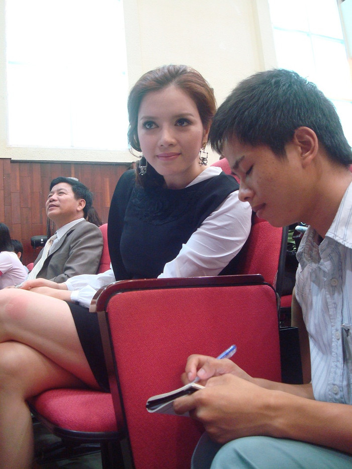 Lý Nhã Kỳ tranh thủ trả lời phỏng vấn báo chí