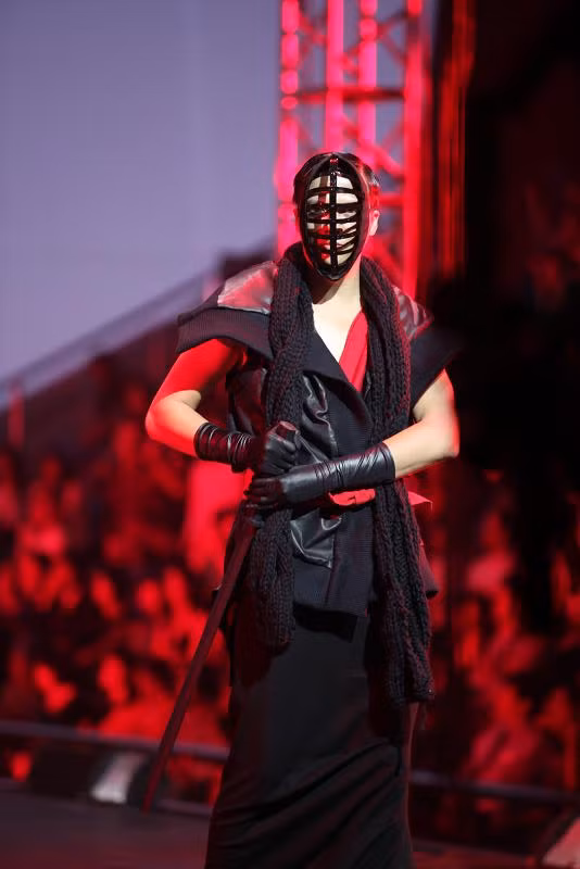 4. NTK Kelly Bùi mang sự mạnh mẽ, lạnh lùng của Kiếm đạo Nhật vào bộ sưu tập của mình