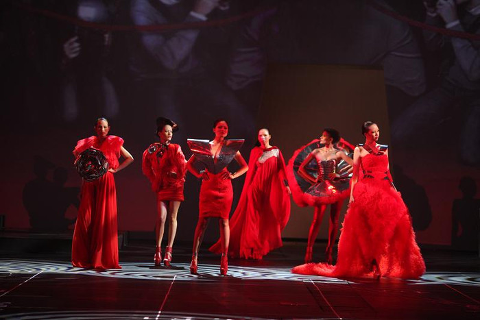 6. NTK Thanh Hoà gây ấn tượng mạnh với tông màu đỏ, những đường cắt hoạ tiết đầy đam mê 6. NTK Thanh Hoà gây ấn tượng mạnh với tông màu đỏ, những đường cắt hoạ tiết đầy đam mê