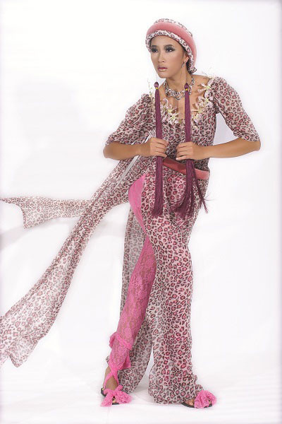 Một trong những bộ trang phục ấn tượng của Võ Việt Chung Một trong những bộ trang phục ấn tượng của Võ Việt Chung